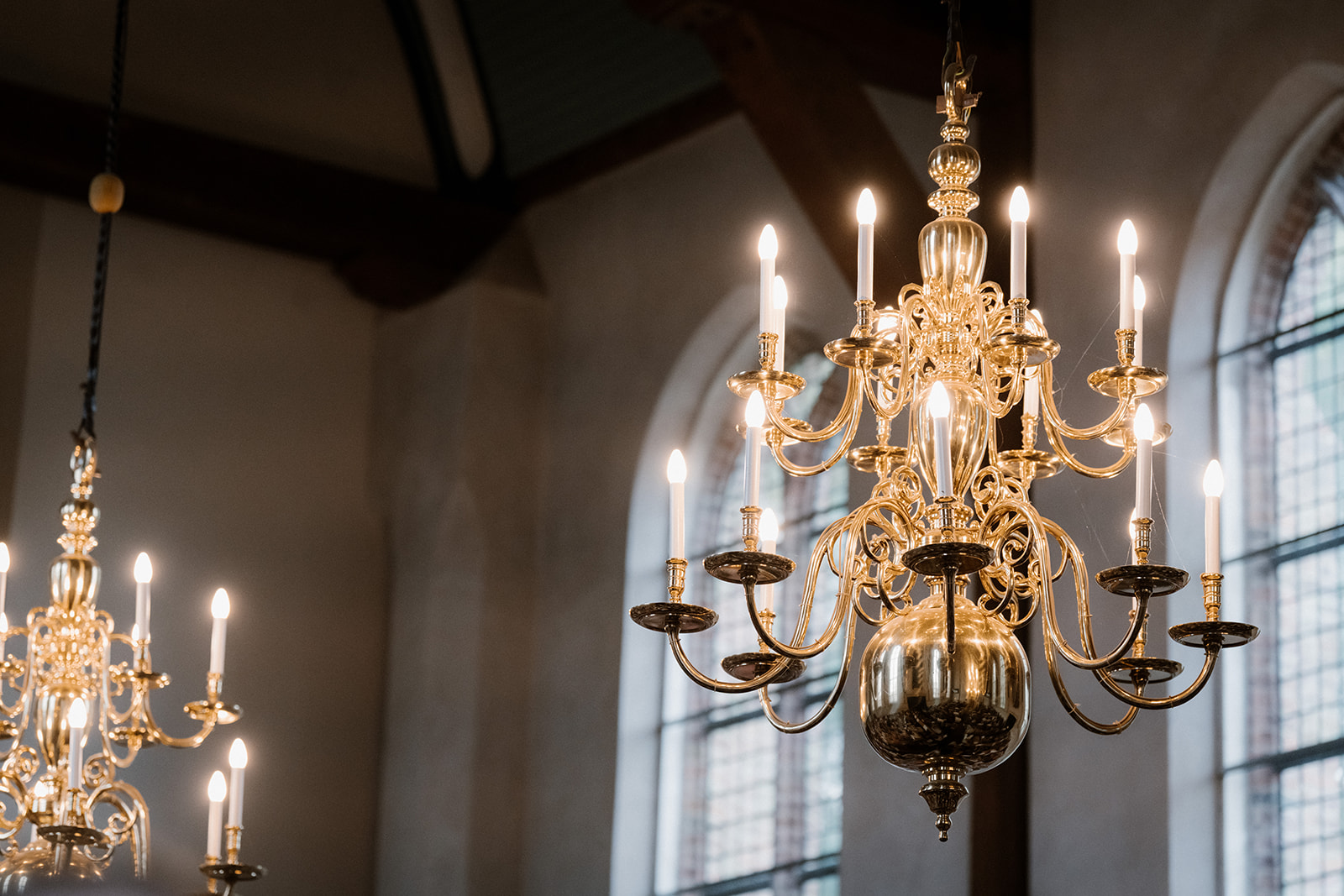 Kroonluchters en ramen in de kerk van Giessen-Oudekerk